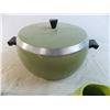 Image 5 : Green cook pot + 3 aluminum S&P shakers, 2 ceramic milk cups
