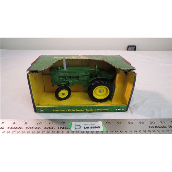 ERTL John Deere utility tractor 1:16 Die-cast