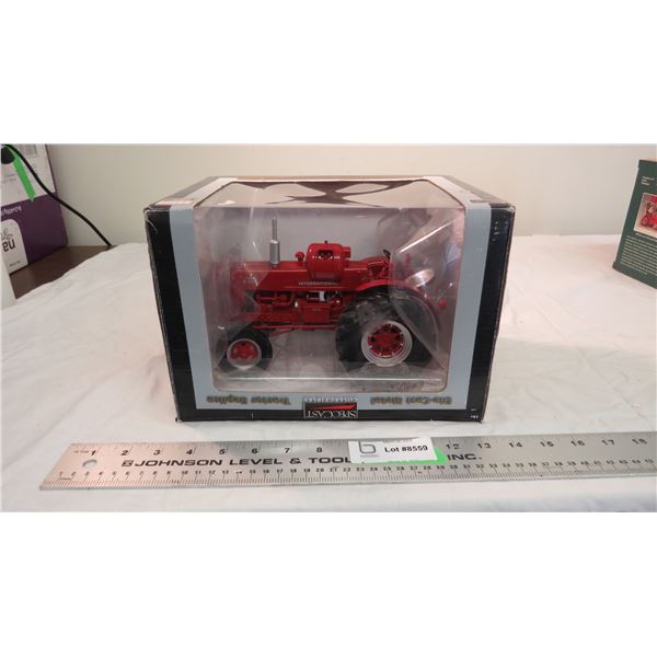 Spec-cast International Harvester W400 gas tractor 1:16 Die-cast