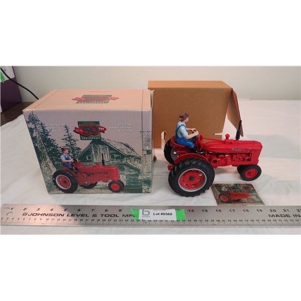 ERTL Farmall H with farmer (1995) 1:16 Die-cast