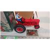 Image 2 : ERTL Farmall H with farmer (1995) 1:16 Die-cast