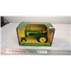 Image 1 : ERTL John Deere 520 Tractor 1:16 Die-cast