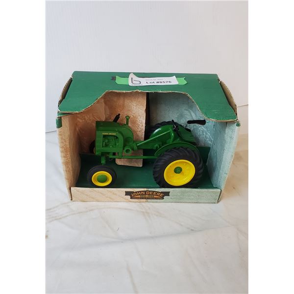 John Deere Model LA Tractor 1941-46 1:16 Die-cast