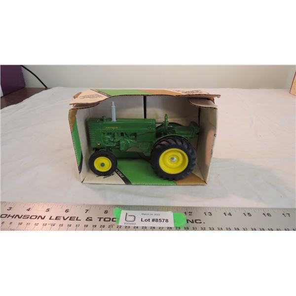 John Deere Model M Tractor 1:16 Die-cast