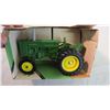 Image 2 : John Deere Model M Tractor 1:16 Die-cast