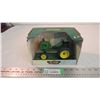 Image 1 : John Deere Model LA Tractor 1:16 Die-cast