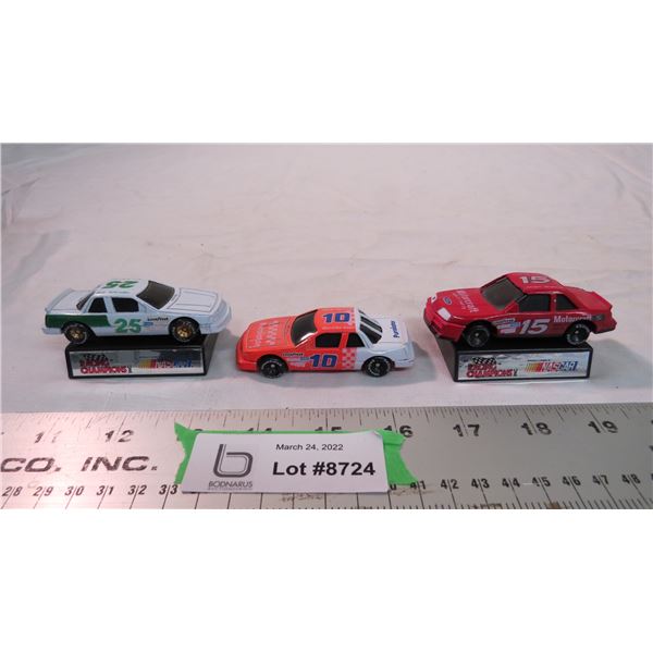 Die-cast Nascar cars with 2 stands - 1990,91