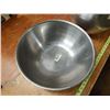 Image 2 : Stainless Bowl and Large Soup Pot
