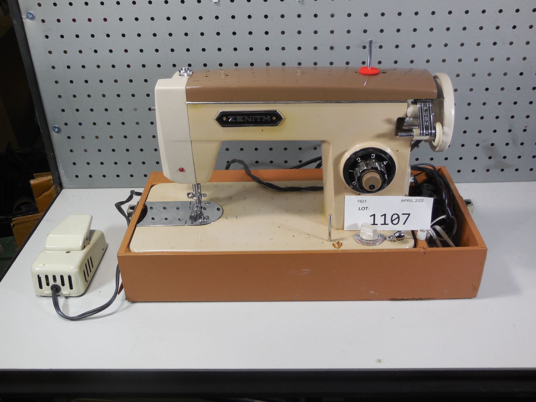 1107 Vintage Zenith sewing machine (works good)