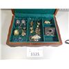 Image 3 : 1121- Costume jewelry/wood box