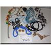 Image 4 : 1123- Bag of costume jewelry