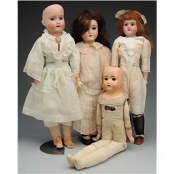 Lot of 4: Dolls.