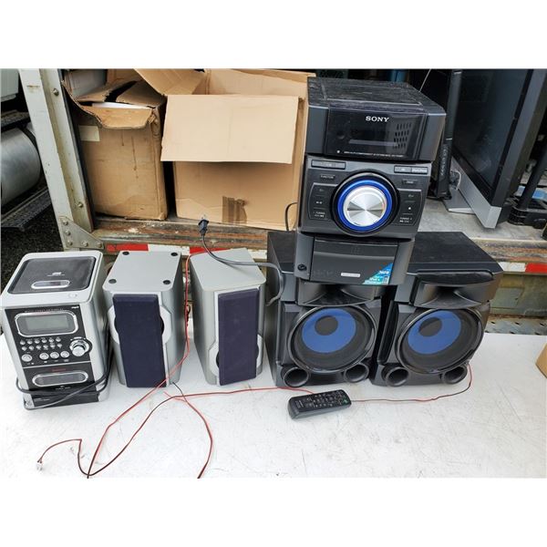 Lot of two compact stereo systems