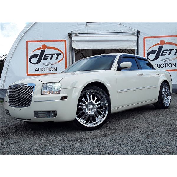 B2 --  2006 CHRYSLER 300 TOURING, White, 256262 KM's