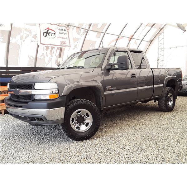 G4 --  2002 CHEVROLET SILVERADO 2500 HEAVY DUTY EXT CAB 4X4, Grey, 384404 KM's