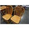 Image 3 : ROUND DINING TABLE WITH LEAF 4 HOOPBACK CHAIRS