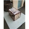 Image 2 : WICKER BASKET WITH PARIS BOX