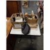 Image 1 : 2 BOXES OF GLASS ROSES, WOODEN BOXES AND OTHER HOME DECOR