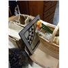 Image 3 : 2 BOXES OF GLASS ROSES, WOODEN BOXES AND OTHER HOME DECOR