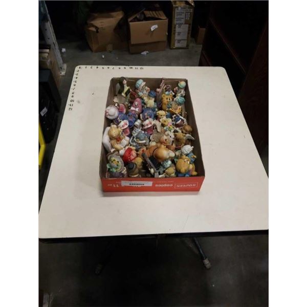 TRAY OF TEDDY BEAR AND BEAR FIGURES