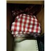 Image 2 : 2 BOXES OF TABLE CLOTHS