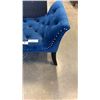 Image 2 : BLUE MICROFIBER TUFTED STUDDED BENCH