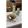 Image 1 : 2 PORCELAIN FIGURES AND 3 DECORATIVE PLATES