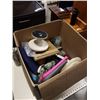 Image 1 : BOX OF HOME DECOR AND COLLECTIBLE ITEMS