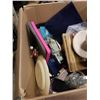 Image 2 : BOX OF HOME DECOR AND COLLECTIBLE ITEMS