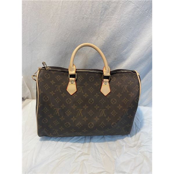 Louis Vuitton purse needs zipper repair see pictures