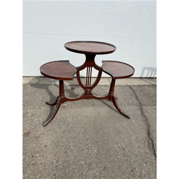 Accent tierd table