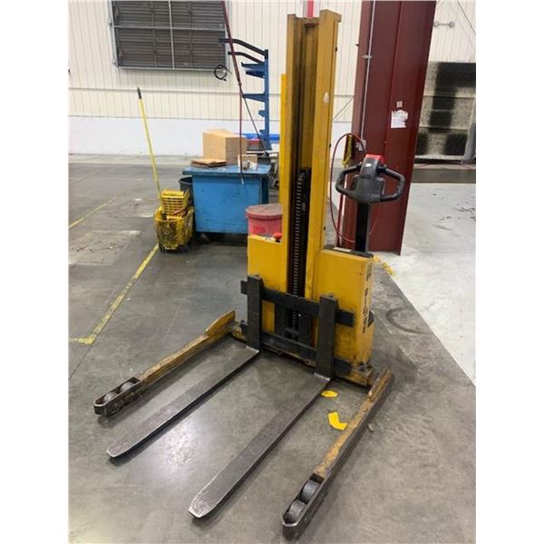 2200 Lb Big Joe S22 Straddle Stacker / Lift Truck