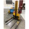 Image 1 : 2200 Lb Big Joe S22 Straddle Stacker / Lift Truck