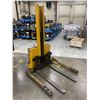 Image 2 : 2200 Lb Big Joe S22 Straddle Stacker / Lift Truck