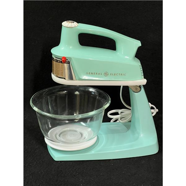 Vintage Turquoise General Electric M50B Mixer / hand mixer (see description)