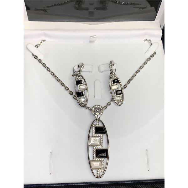 Ladies Funky Onyx & Culture Shell Design Necklace and earring set NEW in gift box