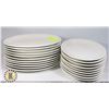 Image 1 : LOT OF 20 OVAL DINNER PLATES EXTRA LARGE