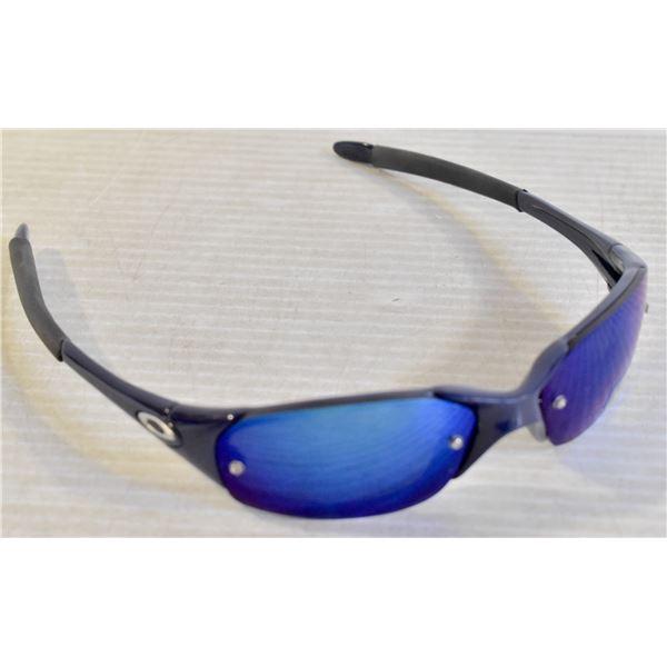 PAIR OF DARK BLUE REPLICA OAKLEY SUNGLASSES