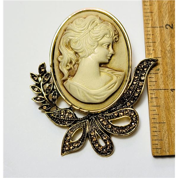 7)  GOLD TONE WITH CREAM COLORED CAMEO BROOCH