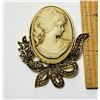 Image 1 : 7)  GOLD TONE WITH CREAM COLORED CAMEO BROOCH