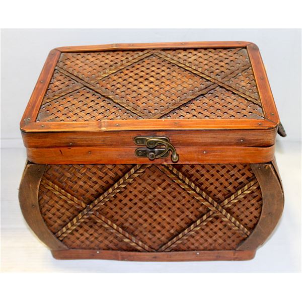 VINTAGE SEWERS CHEST