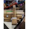 Image 2 : 8 TABLE LEAF SLIDES AND 25 WOODEN SPINDLES