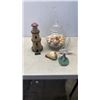 Image 1 : TRAY OF MARINE DECOR AND JAR OF SEASHELLS