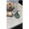 Image 2 : TRAY OF MARINE DECOR AND JAR OF SEASHELLS