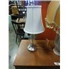 Image 2 : 2 VINTAGE TABLE LAMPS