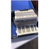 Image 2 : NICOLO SALANTI 12 BASS ACCORDIAN IN CASE WORKING