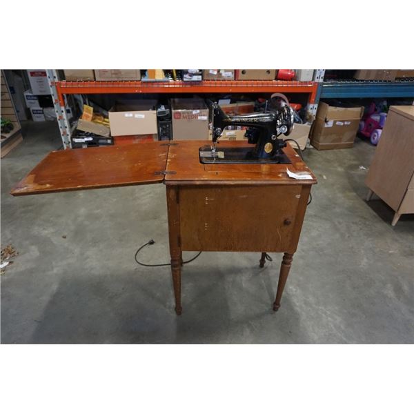 VINTAGE SINGER SEWING MACHINE IN WOOD TABLE