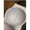 Image 8 : SADLER TEAPOT, PYREX MEASURING CUP AND MIXING BOWLS