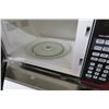 Image 2 : Hamilton Beach Red Microwave Oven