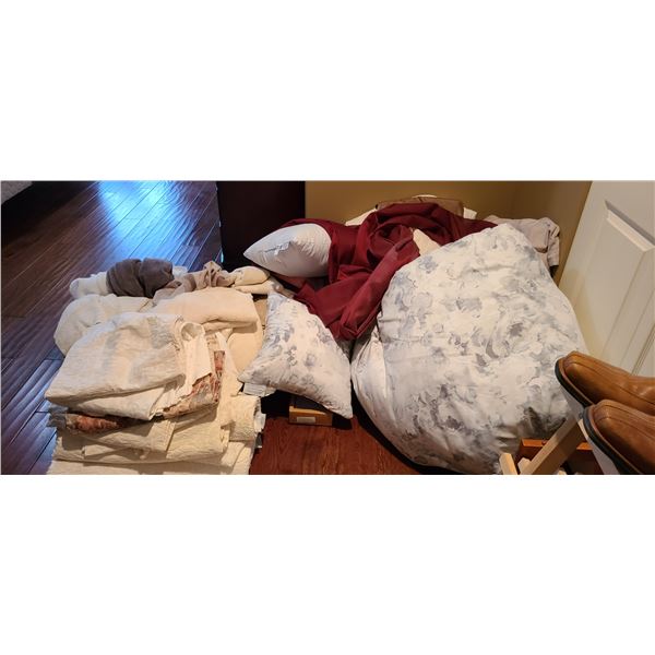 Large lot of Kingsize Bedding & Towels Cat A